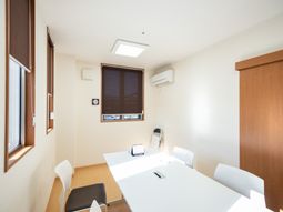 明るい会議室の一角