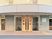 清潔感のある建物のエントランス