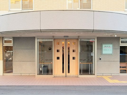 清潔感のある建物のエントランス