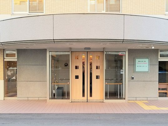 清潔感のある建物のエントランス