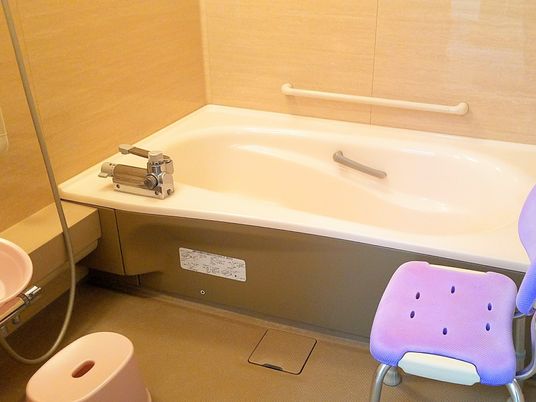 バリアフリー設計の浴室