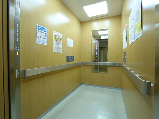 清潔感のあるエレベーター内部