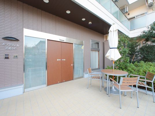 エントランスとテーブルセット