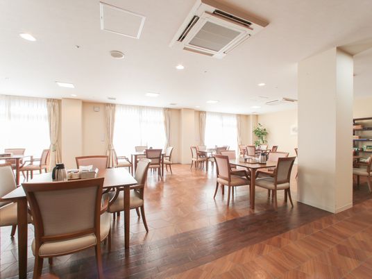 広々とした明るい食堂