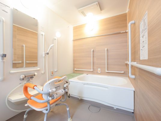 バリアフリー設計の浴室