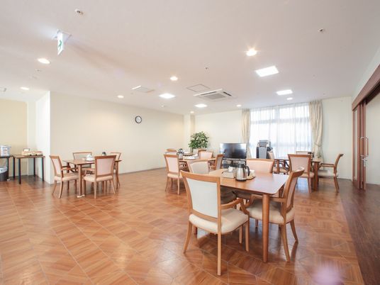 広々とした共有ダイニング
