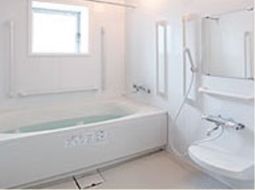 明るい清潔な浴室