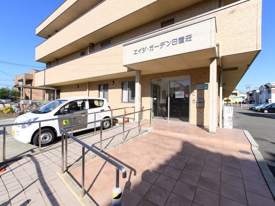 エントランスと駐車スペース