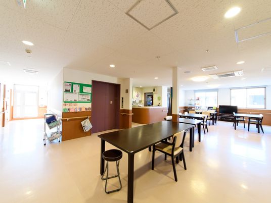 広々とした明るい食堂