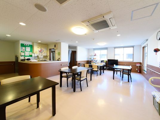 広々とした明るい食堂空間