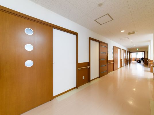 廊下と開いたドア