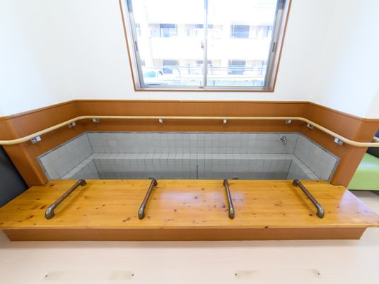 明るい浴室の手すり付き棚