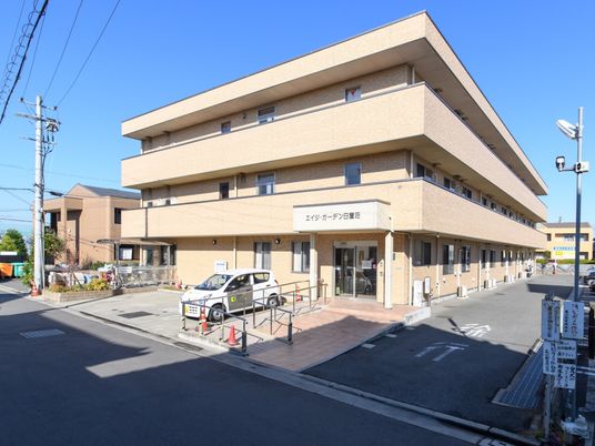 明るい日差しの外観