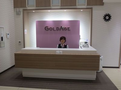 受付の職員とフロント