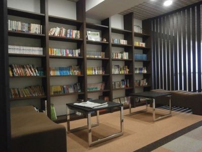 本棚と椅子のある空間