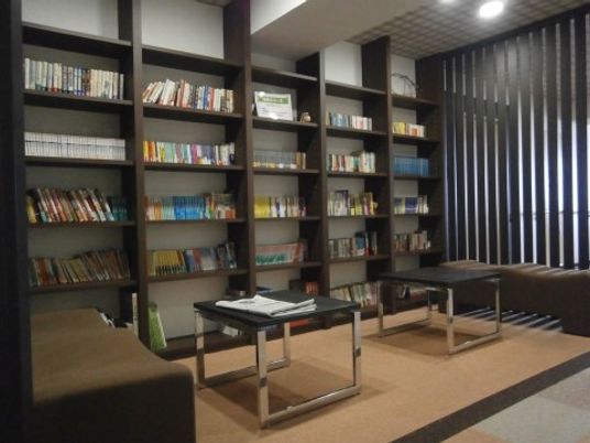 本棚と椅子のある空間