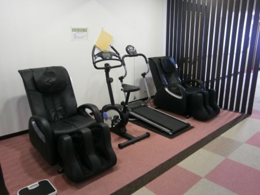 機能訓練用具が並ぶ部屋