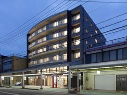 照明が灯るモダンな建物