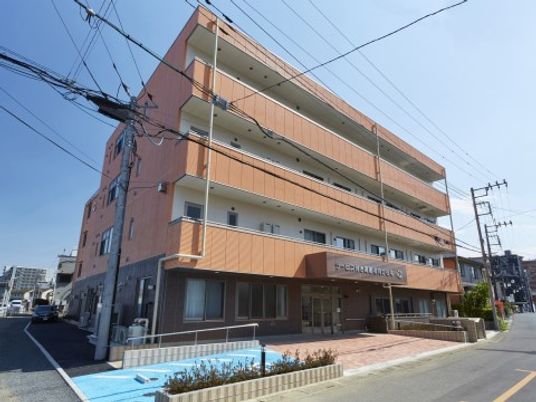 オレンジ色の建物の外観