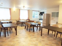 明るい食堂の風景