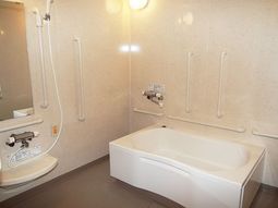 バリアフリー設計の浴室