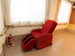 赤いリクライニングチェアのある部屋