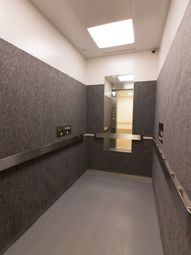 清潔なエレベーター内部