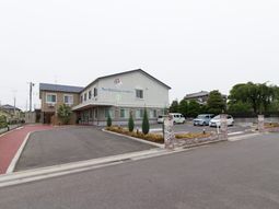 広々とした駐車場の外観