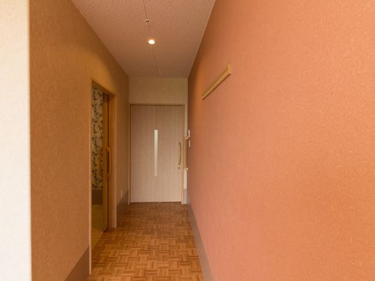 暖色系の壁の廊下