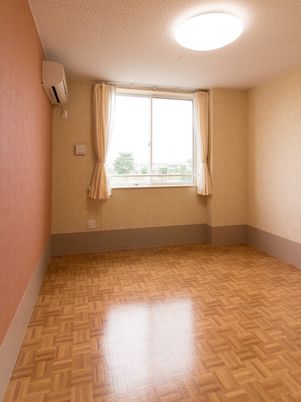 広々とした明るい居室