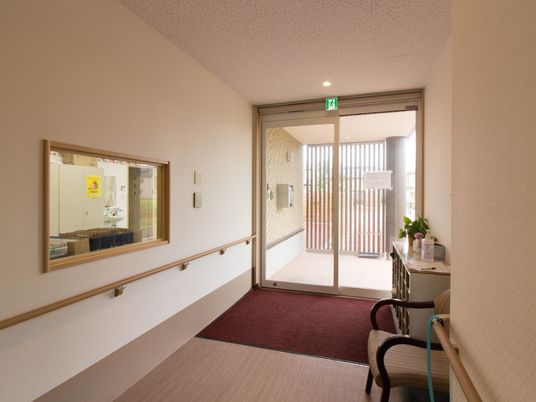 廊下と出口の明るい場面