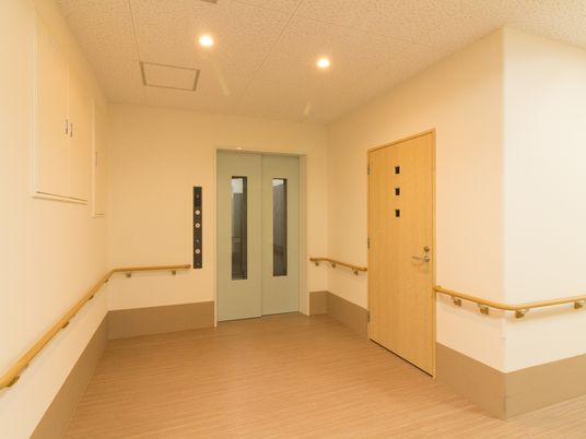 廊下とエレベーターの一角