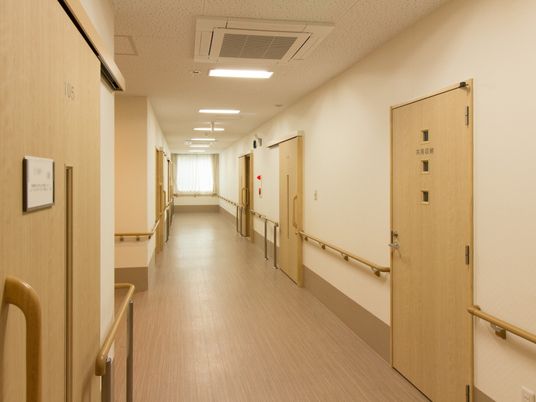 明るく広い施設の廊下