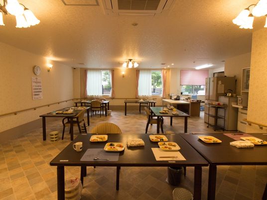 広々とした明るい食堂