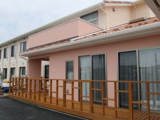 ピンクの壁の建物外観