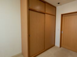 木製のクローゼットとドア