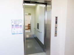 開いたエレベーターのドア