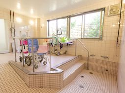 明るい浴室設備