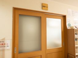 落ち着いた色の多目的室の扉