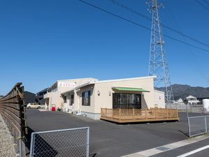 明るい一階建て建物