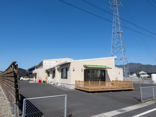明るい一階建て建物