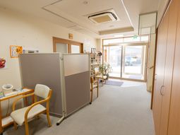 明るいエントランス風景