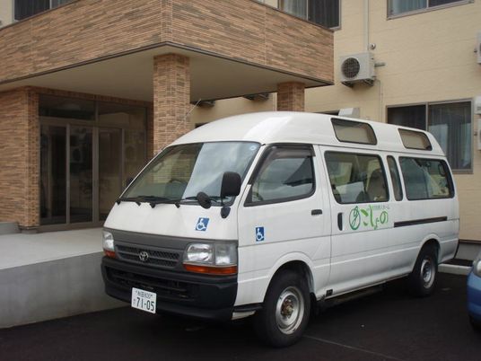 送迎車が停まる外観  