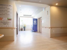 明るい廊下の風景