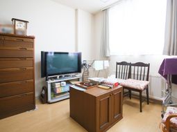 明るい個室の居室空間