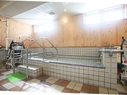 明るい浴室の一角