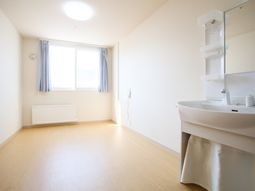 清潔な洗面台付きの居室