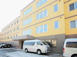 黄色い建物の外観