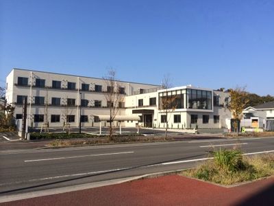 白と灰色のモダンな外観