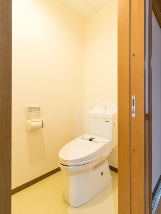 清潔なトイレの一室
